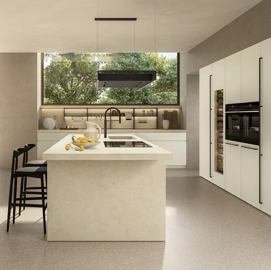 Agencement cuisine Golfe de Saint-Tropez par Meublesse, agencement intérieur avec pierre naturelle et bois