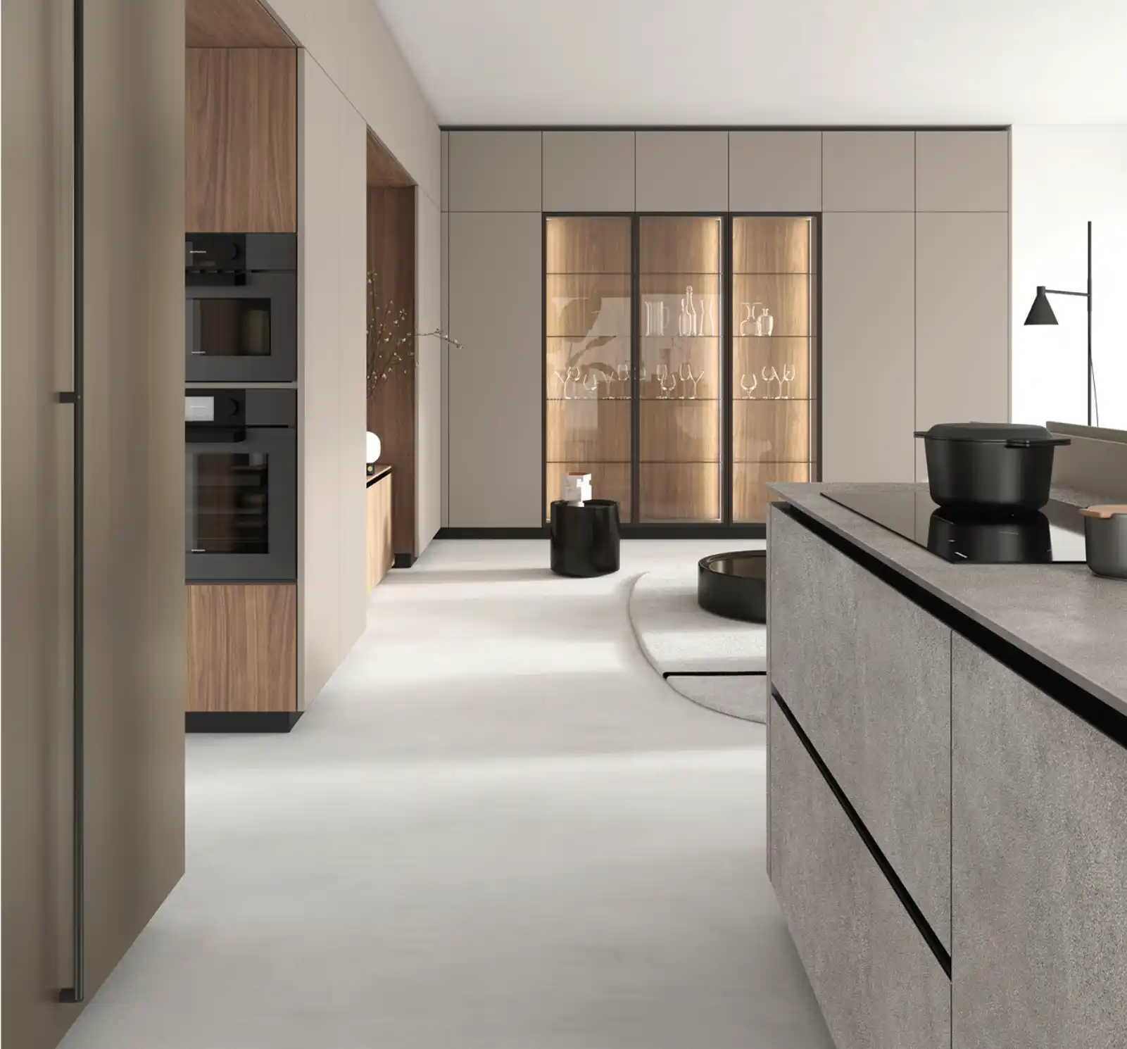 Cuisine contemporaine avec îlot en pierre grise, façades bois et noir mat, vitrine éclairée et espace salon intégré