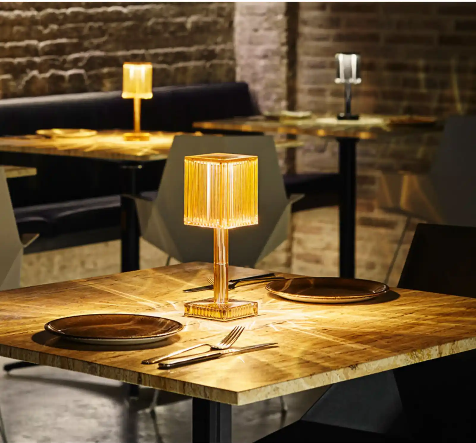 Ambiance chaleureuse avec tables en bois, lampes sculpturales et vaisselle élégante dans un espace raffiné Titre de l’image Décoration – Meublesse, atmosphère soignée et mise en valeur des volumes dans le Var Légende Décoration sur mesure par Meublesse : une ambiance lumineuse et structurée, pensée pour révéler le potentiel de chaque lieu Description Cette décoration sur mesure réalisée dans le Var par Meublesse illustre l’art de valoriser les espaces par le détail. Les tables en bois, les lampes sculpturales et les jeux de lumière créent une atmosphère intime et élégante. Chaque projet est conçu pour optimiser les volumes sans renoncer au style, avec des matériaux et des teintes qui dialoguent avec l’environnement. Grâce à notre approche personnalisée, vous bénéficiez d’un mobilier sur mesure, durable et parfaitement intégré à votre décoration intérieure. Souhaites-tu que je t’aide à regrouper toutes ces fiches dans une galerie projet, une page dédiée ou une structure prête à intégrer dans ton site WordPress ? Je peux aussi t’ajouter les balises HTML ou un shortcode selon ton thème.