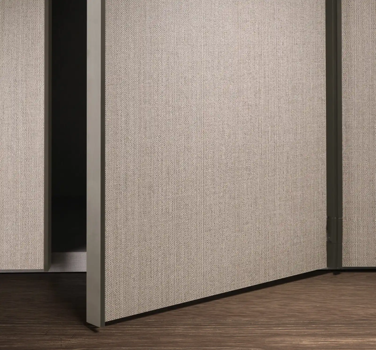 Dressing sur mesure avec porte de placard à revêtement textile, sol en bois et design minimaliste