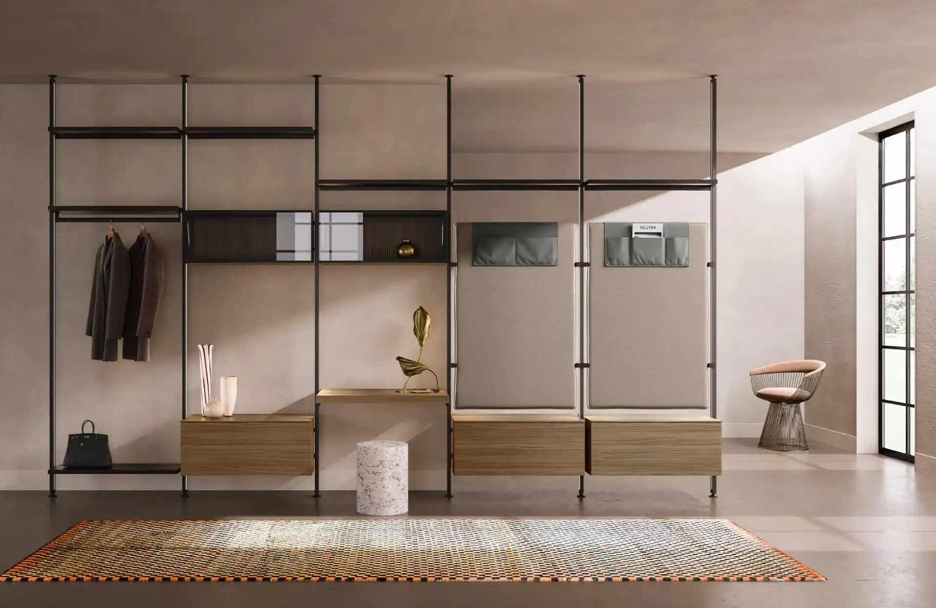 Système mural modulaire avec étagères ouvertes, penderie, assise intégrée et objets décoratifs dans un intérieur contemporain