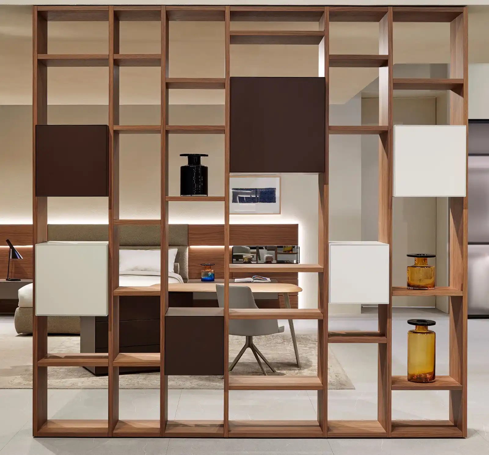 Séparateur de pièce en bois avec niches ouvertes et placards fermés, vue sur chambre contemporaine