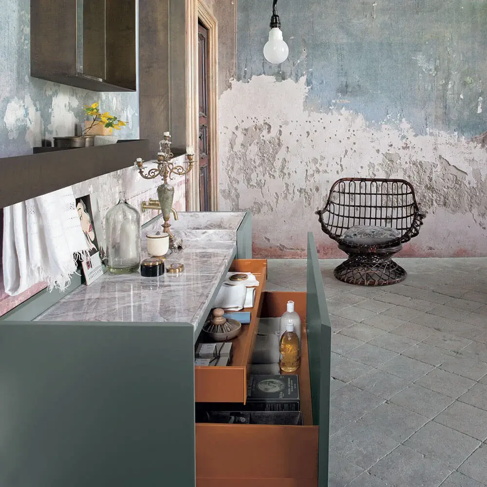 Intérieur de salle de bain contemporaine avec meuble vert, vasque en pierre et ambiance artistique